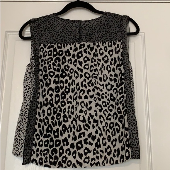 Silk sleevless animal print blouse - Picture 2 of 4